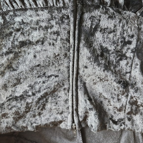 LeChâteau NWT Deadstock Black Velvet OffShoulder Puffy Bishop Sleeve Ruffled Top - Picture 6 of 6